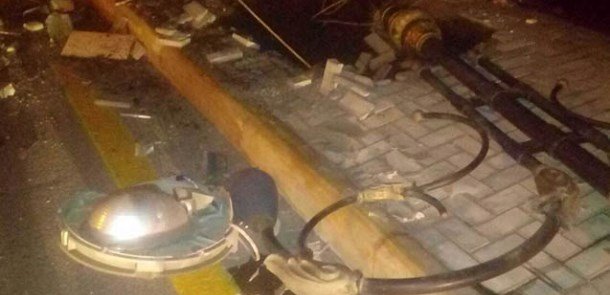 Bakıda dəhşətli qəza: avtomobil dirəyə çırpılaraq yanıb - FOTOLAR