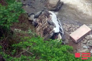 Masallıda avtomobil körpüdən aşıb, sürücü ölüb