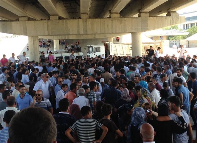 Kanalda boğulan gəncin qohumları Bakı-Qazax yolunu bağladılar - FOTOLAR