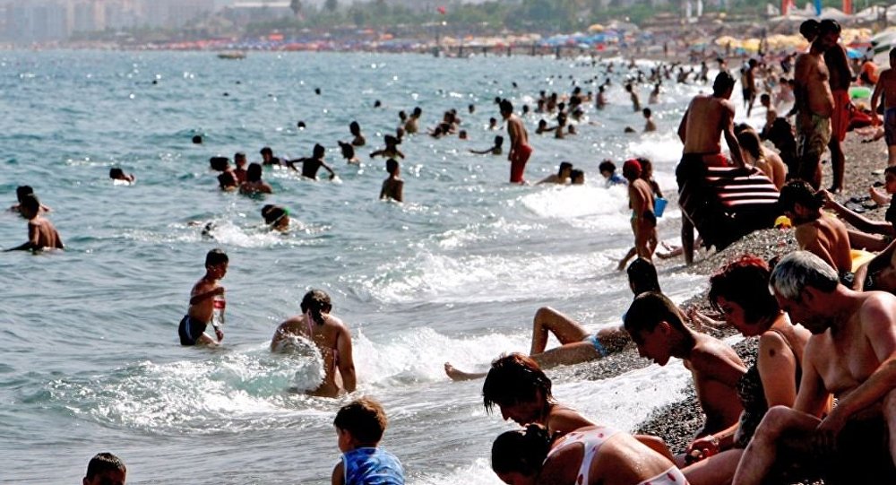 Bakıda çimərlikdə qanlı hadisə: qadını budundan bıçaqladılar