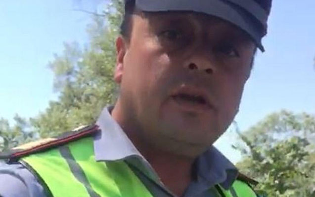 Yol polisi sürücünün kamerasını sillələdi - VİDEO 