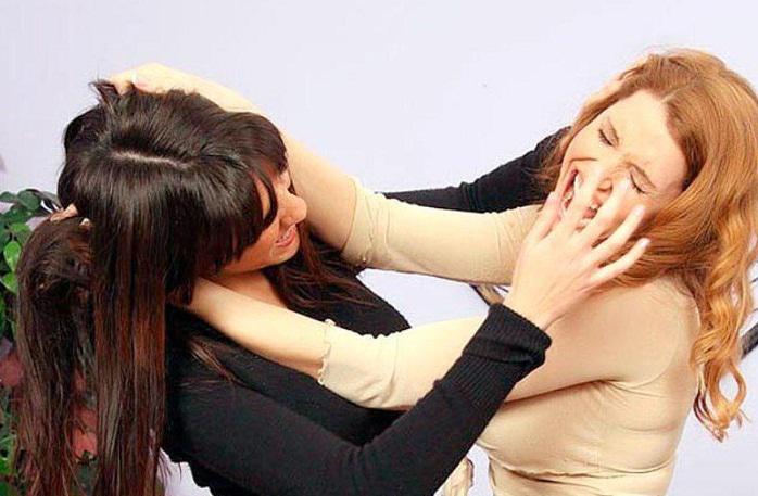 Biləsuvarda qadın qonşusu tərəfindən döyüldü