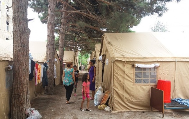 Sumqayıtda evi yanan 22 ailə çadırda yaşayır - “Bu istidə dözə bilmirik”