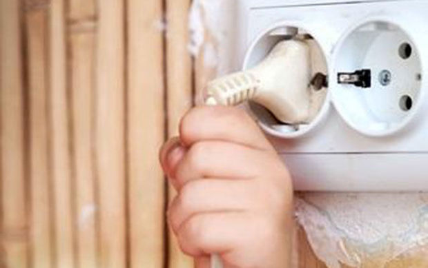 Anasının qucağında körpəni elektrik cərəyanı vurdu