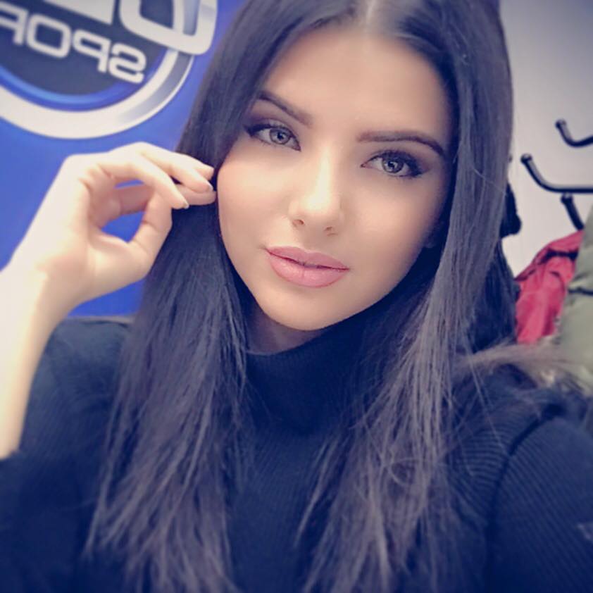Mahir Mədətov bu qıza gül buketi göndərdi - FOTOLAR