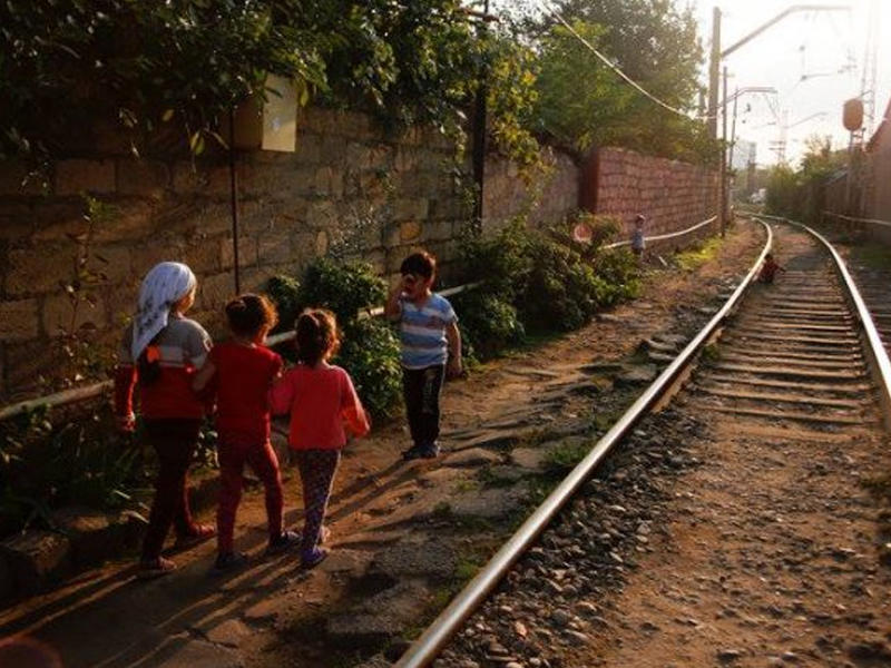 Bakıda 6 yaşlı uşağı qatar vurdu