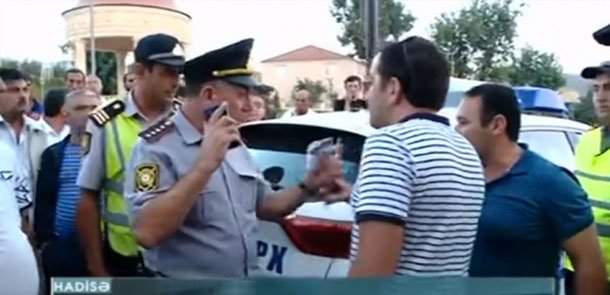 “Toyda içmişdim, bilmirəm necə oldu” - Avtoxuliqalıq edən sürücü polislə əlbəyaxa çıxdı - VİDEO