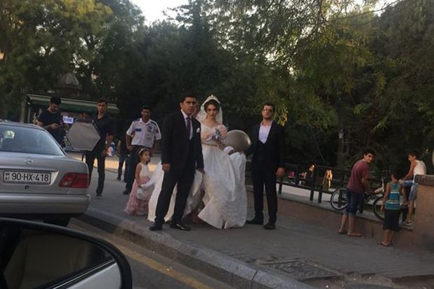 Bakıda maraqlı addım - Bəy və gəlin öz toylarına avtobusla getdilər (FOTO)