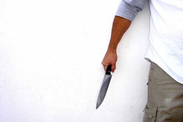 Bakıda kişi həyat yoldaşının boğazını kəsdi