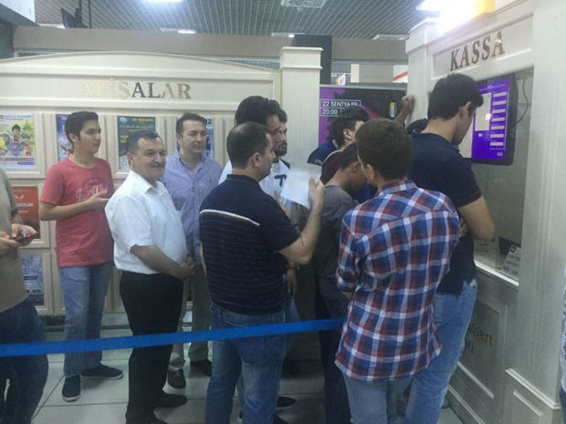 Deputat 4 saat növbədə dayandı - “Qarabağ”ın oyununa bilet almaq üçün