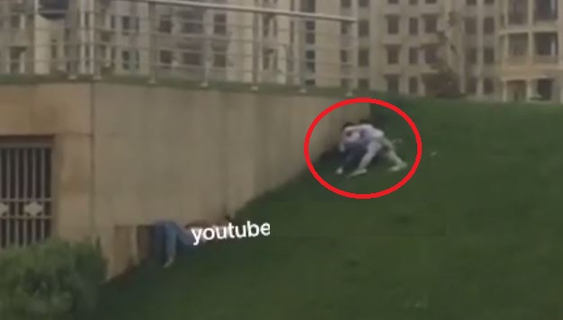 Bakıda qızla oğlan parkda sevişdi - Görənlər onlara belə etiraz etdilər (VİDEO)