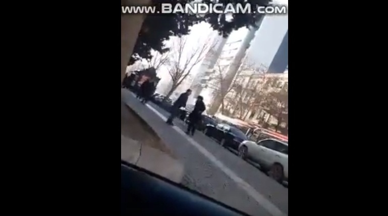 Bakıda qız ona yaxınlaşan oğlanın başına oyun açdı - VİDEO