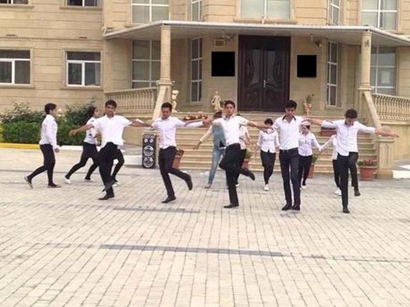 Uşaqlara erməni havası oynadan məktəb direktoru üzr istədi