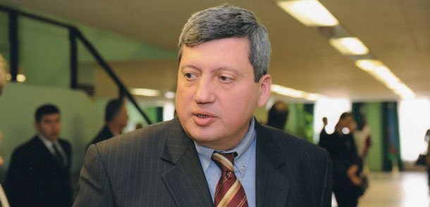 Bakıda keçmiş nazir adam vurdu: maşın üstündən keçdi