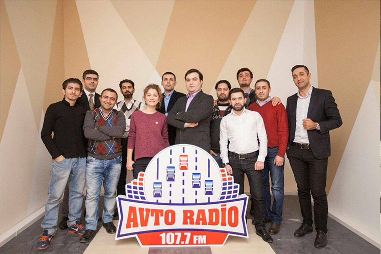 Azərbaycanda radio rəhbəri qalmaqallı şəkildə bütün heyəti ilə işdən çıxarıldı