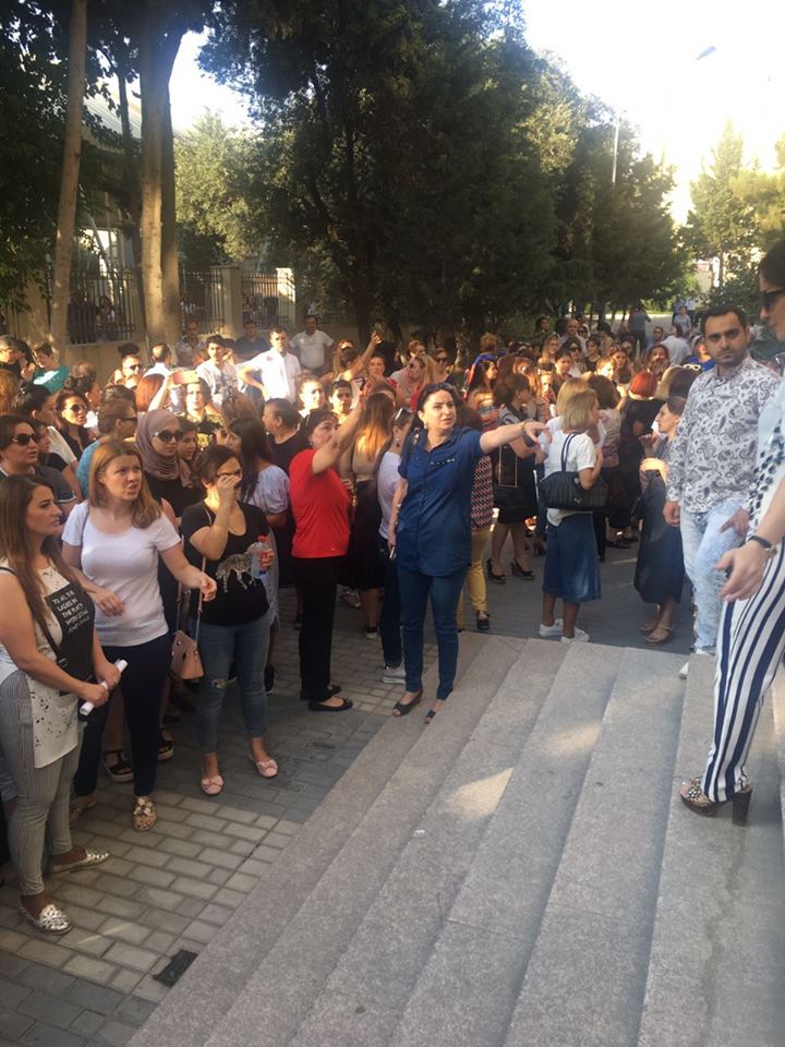 Bakı Məktəb Lisey Kompleksinin valideynləri yenidən aksiya keçirir - FOTO