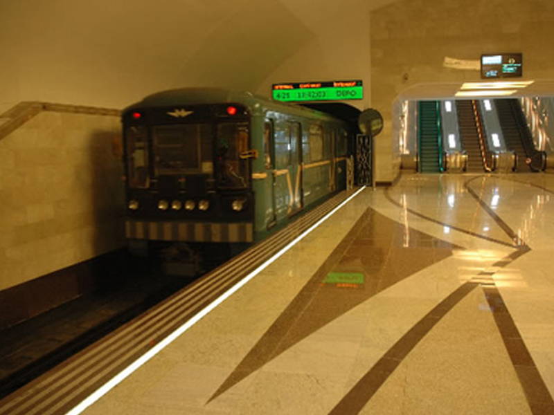 Metroda sıxlıq - "Xəttə bundan artıq qatar buraxa bilmərik"