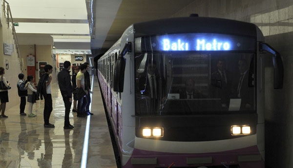 Bakı metrosunda cinayət — Girişdə gənc oğlanı bıçaqladılar + FOTO
