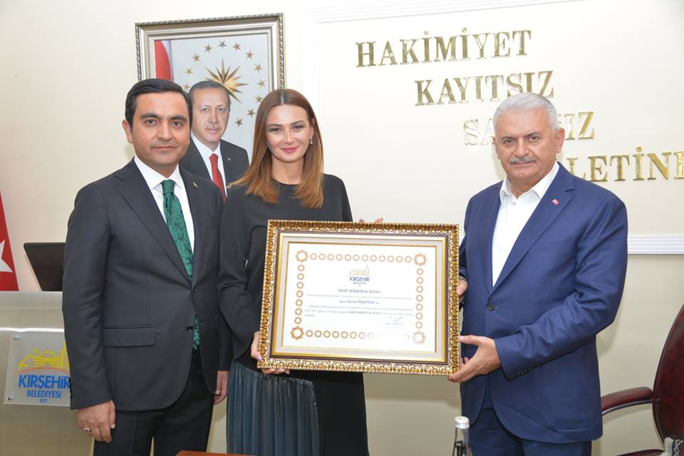 Binalı Yıldırım  Qənirə Paşayevaya Kırşehirin Fəxri Vətəndaşlığını təqdim etdi
