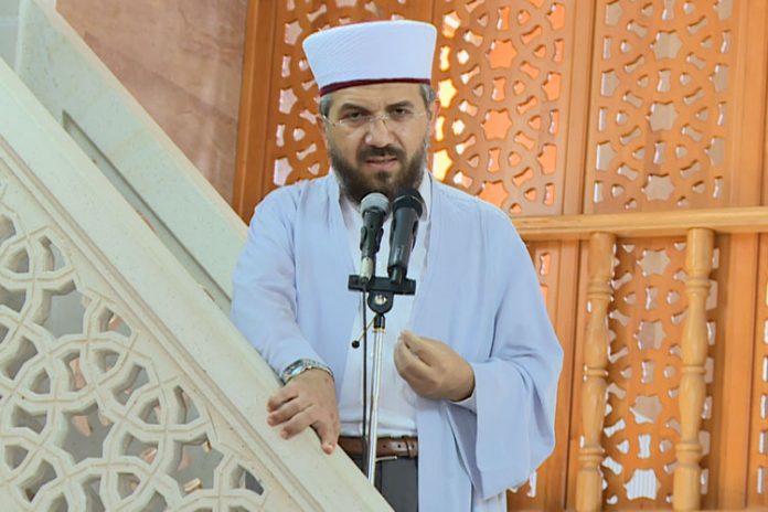 İlahiyyatçıdan qız atalarına şok sözlər: “Dar şalvar geyinməsinə icazə verirsən ki, hamı arxasına baxsın?” (VİDEO)