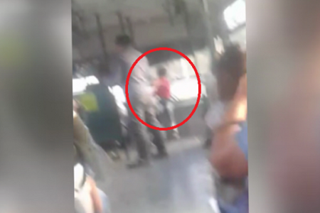 Bakıda azyaşlı uşaq avtobusda konduktorluq edir - VİDEO