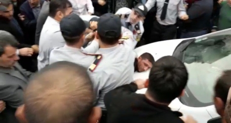 Azərbaycanda silahlı şəxslər insanlara hücum etdi, iki polisi yaraladı - VİDEO