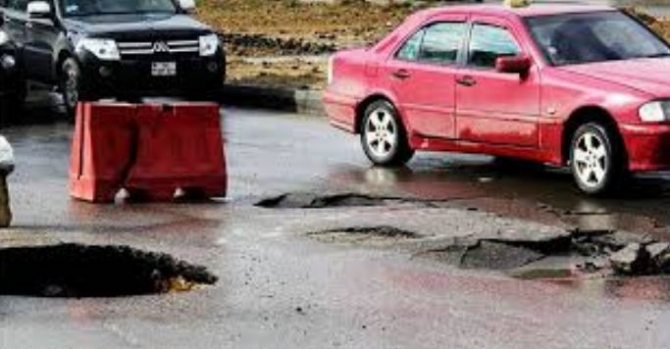 Bakıda maşınlar hərəkətdə olarkən yol çökdü