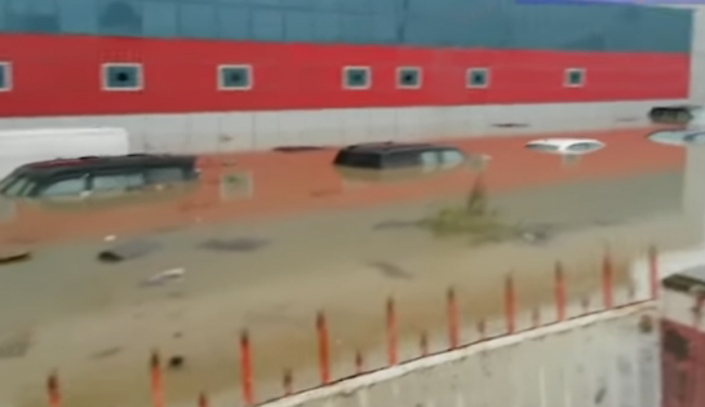 Masazırdan şok görüntülər - Maşınlar yağış suyunun altında qaldı - VİDEO
