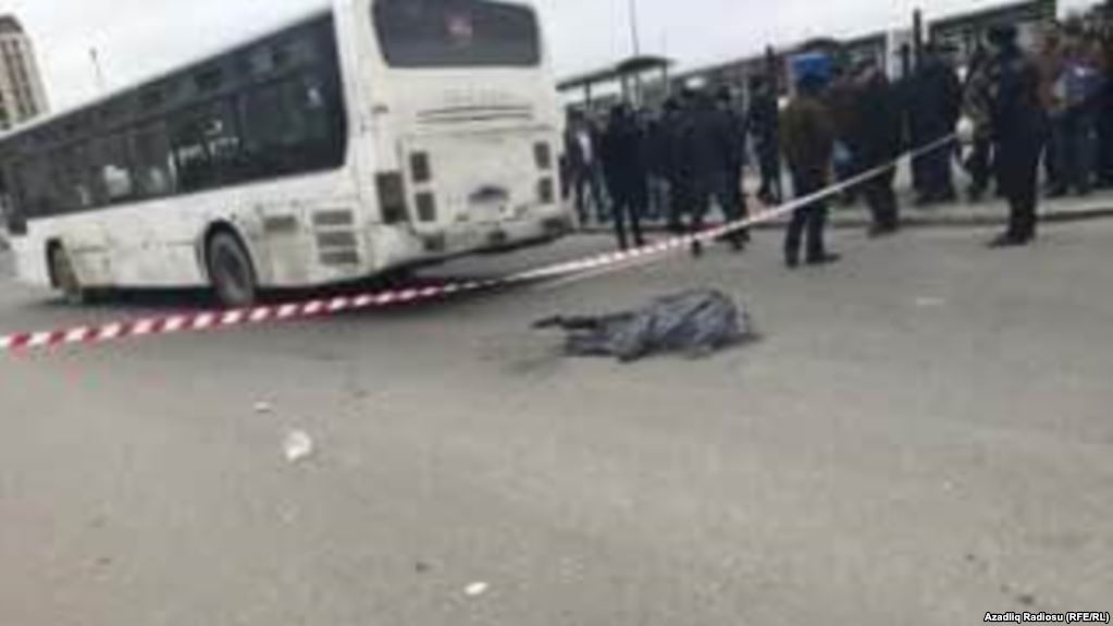 Bakıda avtobus piyadanı vurdu