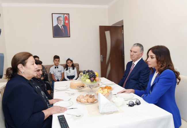 “Təndir çörəyi yeməyimiz özümüzə də ləzzət elədi” - Mehriban Əliyeva köçkün evində