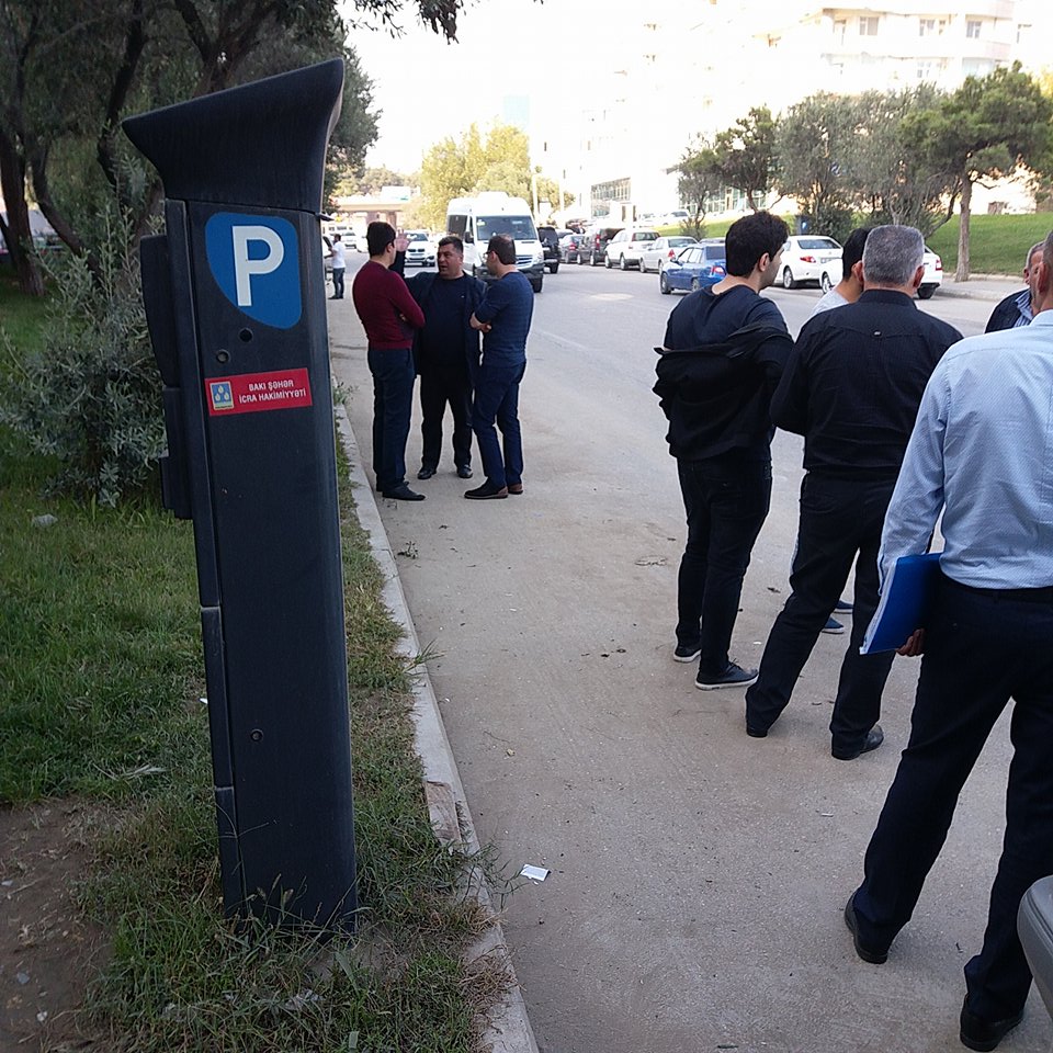 Bakıda görünməmiş qanunsuzluq: yol polisi parkomatın yanından maşınları apardı - VİDEO