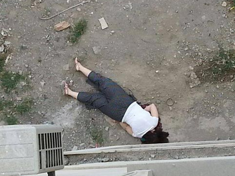 Qızının yanında yaşayan qadın özünü binadan atdı- Bakıda dəhşətli hadisə