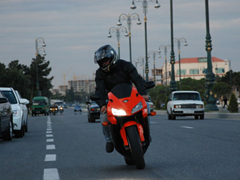 Bakıda motosikletlə nənə və nəvəsini vurub qaçdılar