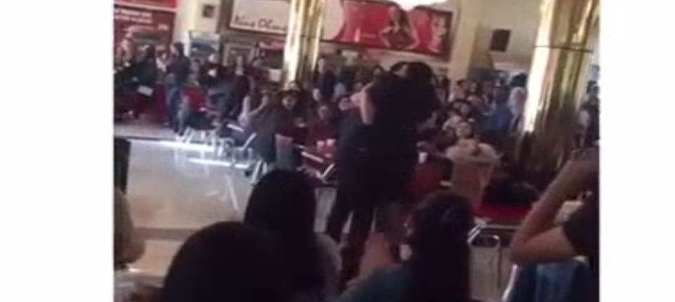 Bakıda universitetdə oğlan sevgilisinə belə evlənmə təklifi etdi - VİDEO