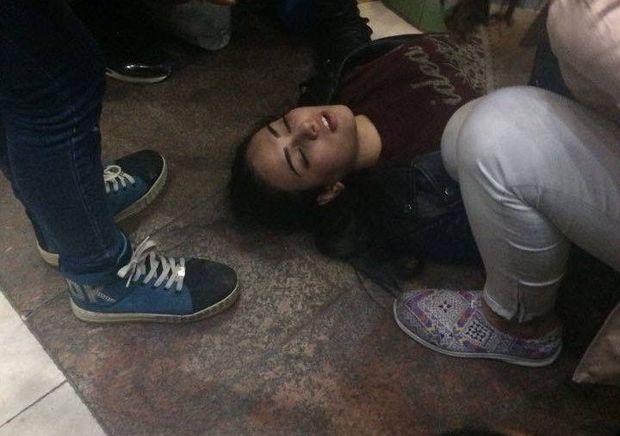 Bakı metrosunda gənc qız özünü qatarın altına atmaq istədi – FOTO