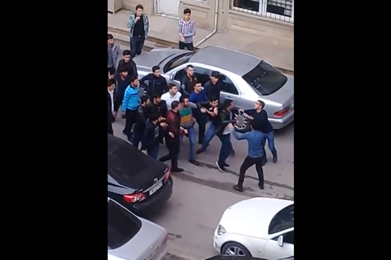 Bakıda universitetdə tələbələr arasında kütləvi dava — VİDEO