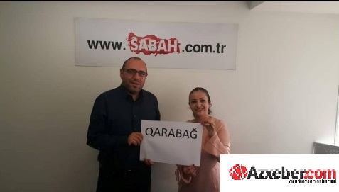 "Qarabağ"ı tənqid edən türk jurnalist "Qarabağ" plakatı ilə - FOTO 