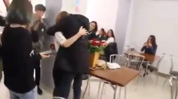 Daha bir universitetin bufetində tələbə oğlan sevgilisinə evlilik təklif etdi - VİDEO