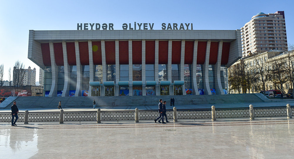 Heydər Əliyev Sarayının önündə özbaşınalıq: "Burada maşın saxlamaq 15 manatdır" 