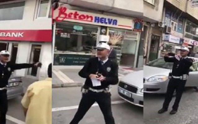 Cərimə yazarkən mahnı oxuyan polis- Video