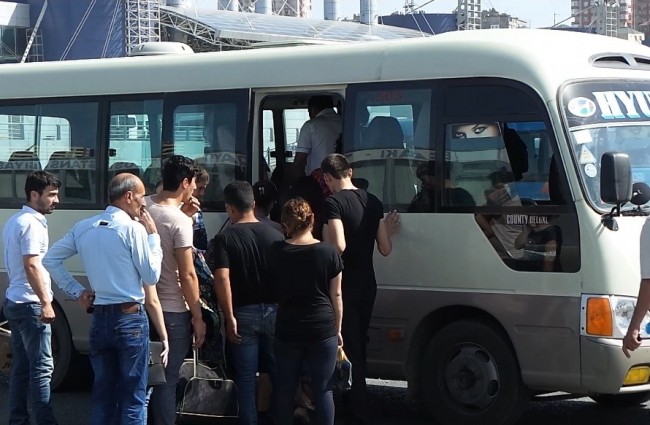 Sumqayıta gedənlər saatlarla yolda qaldı - İki qurumdan bir-birini təkzib edən açıqlamalar