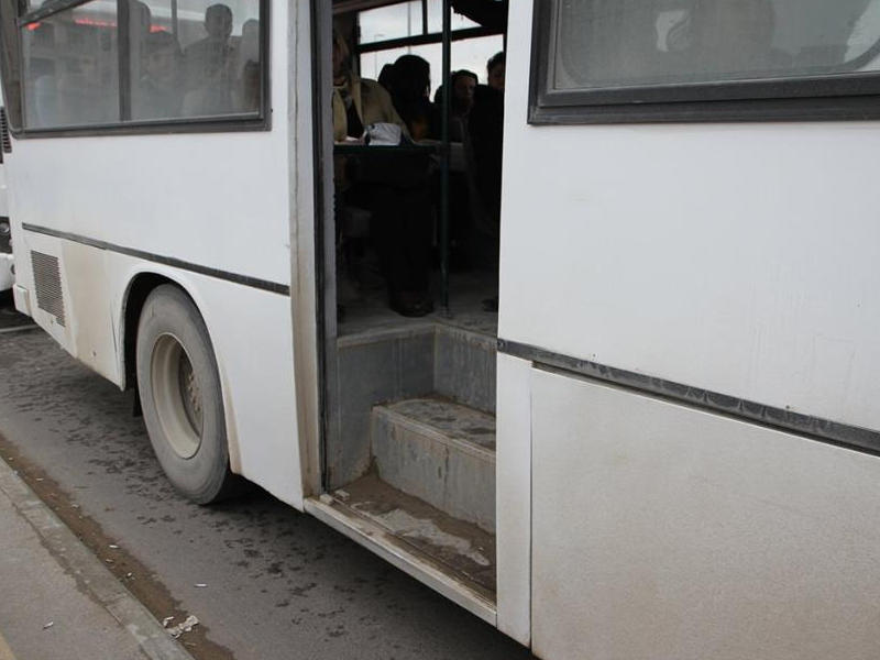Bakıda qadın hərəkətdə olan avtobusdan yıxıldı