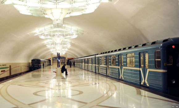 Metro qatarlarının hərəkətində problem yaranıb