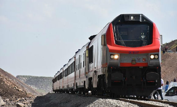 Bakı-Tbilisi-Qars dəmir yolu ilə hərəkət edən ilk qatar mənzil başına çatdı