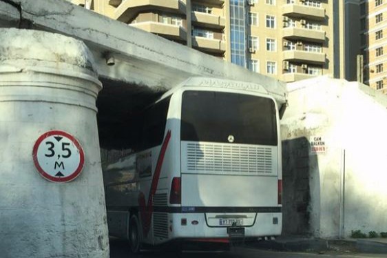 Bakıda sərnişin avtobusu körpüyə ilişdi - FOTO