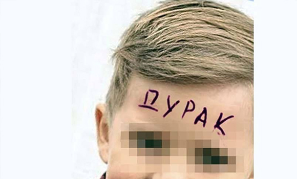 Rusiyada qalmaqal — müəllim şagirdin alnına "axmaq" sözü yazdı