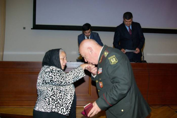 Ermənilərin həsəd apardığı general: General şəhid anasının əlini öpür - VİDEO