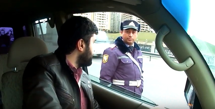 Sürücünü qayda pozduğuna görə saxlayan DYP işçisi kameranı görüb: "Qardaş, bu maşın dizeldi?" (VİDEO)