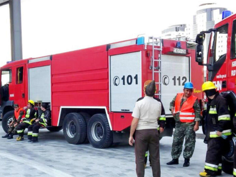 Bakıda ev yanır - FHN-in canlı qüvvə və texnikası cəlb edildi