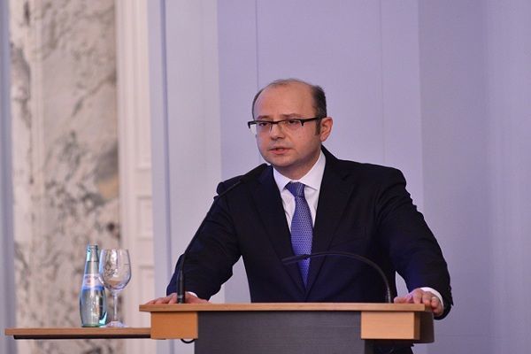 Yeni nazir yüksək vəzifəli məmurları işdən çıxardı